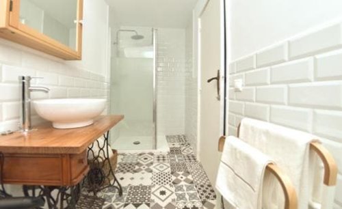 Bagno rivestito con piastrelle diamantate.