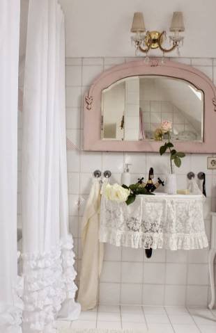 Ristrutturazione bagno Peschiera Borromeo. Bagno Shabby con ricami.