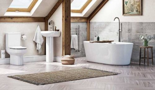 Un bagno ricavato e ristrutturato in un sottotetto a Monza.