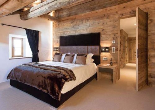 La camera da letto di una baita da poco ristrutturata.