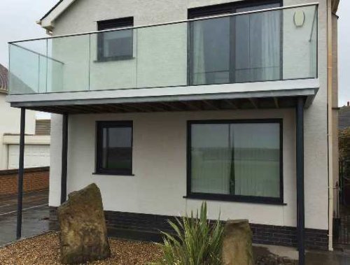 Un esempio di balcone a sbalzo realizzato su un edificio esistente.