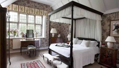 La camera di un castello trasformato in hotel.