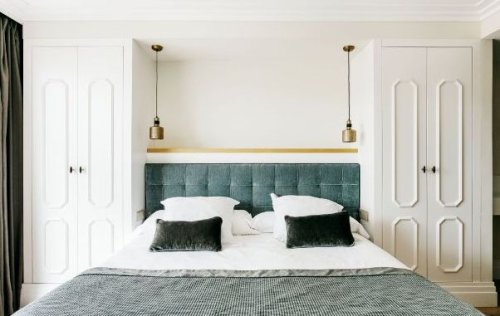 La camera di un hotel completamente ristrutturata.