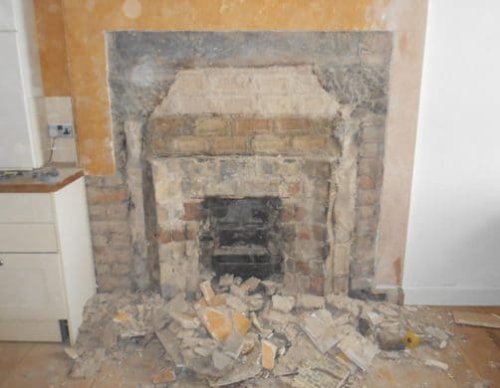 Un esempio di caminetto appena demolito durante la ristrutturazione di una casa.