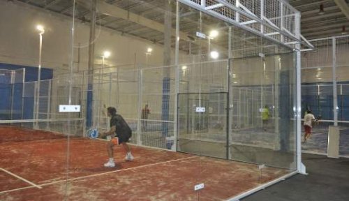 Campi di padel tennis indoor.
