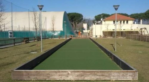 Un campo da bocce regolamentare in erba sintetica.