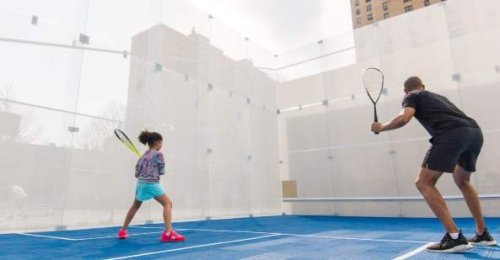 Un bellissimo campo da squash realizzato all'aperto.