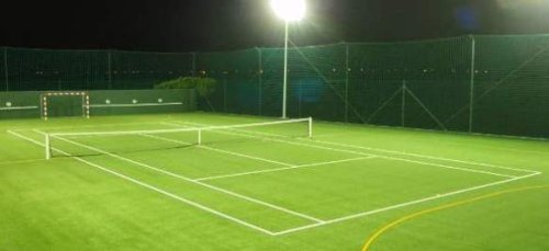Un campo da tennis outdoor in erba sintetica.