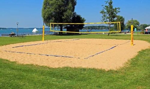 Un campo regolamentare da beach volley in riva al mare.