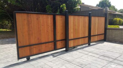 Un cancello scorrevole in legno e acciaio.