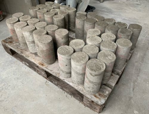 Carote di calcestruzzo per una prova di carbonatazione.