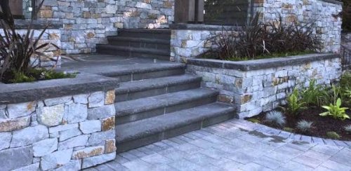 Una casa di campagna con dei rivestimenti esterni in pietra.