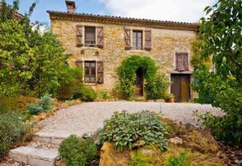 Un casale ristrutturato nella campagna toscana.