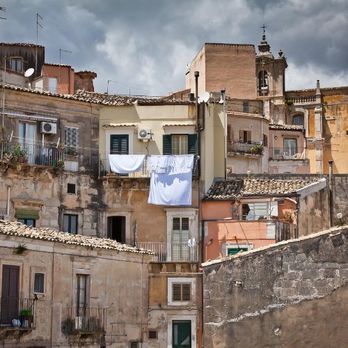 Case antiche e campanile chiesa nel centro di Ragusa in Sicilia.