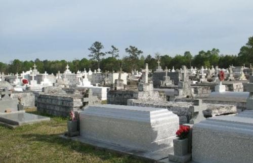 Un cimitero con tombe a terra.