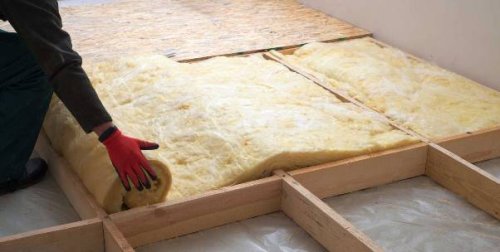 Coibentazione di una casa, con l'installazione di pannelli in lana di roccia.