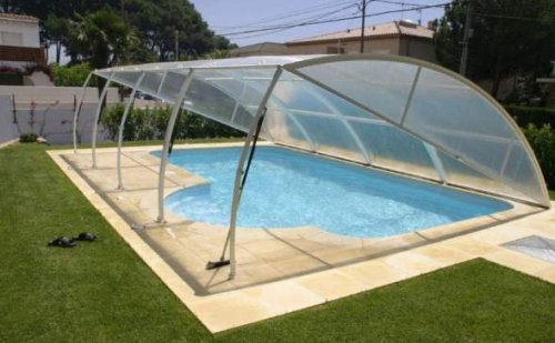 Una copertura telescopica per piscine.