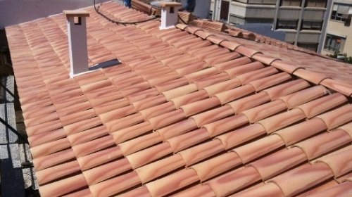 Le coperture di un tetto recentemente ristrutturate a Novara.