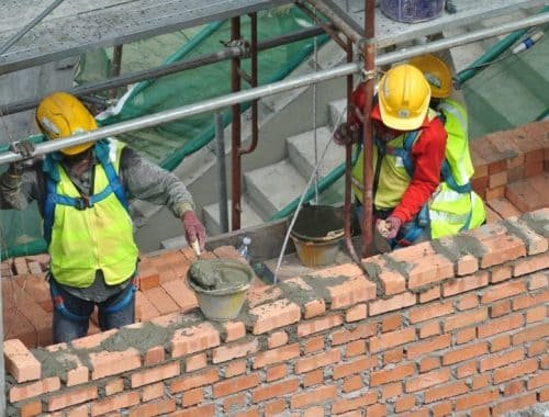 I lavori di costruzione di una casa singola a Lodi
