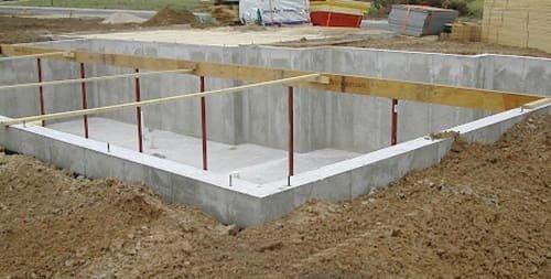 I lavori di costruzione delle fondamenta di una nuova costruzione a Ferrara.
