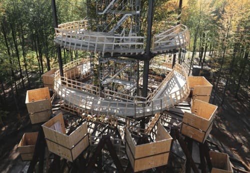 La costruzione di una torre per un parco avventura.