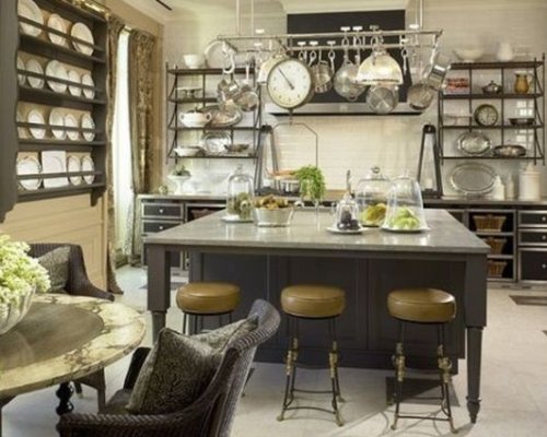 Una cucina in stile country realizzata a Trieste.