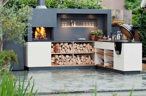 Una cucina da esterno con forno a legna.