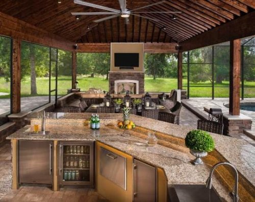 Una cucina da esterno realizzata all'interno di una veranda.