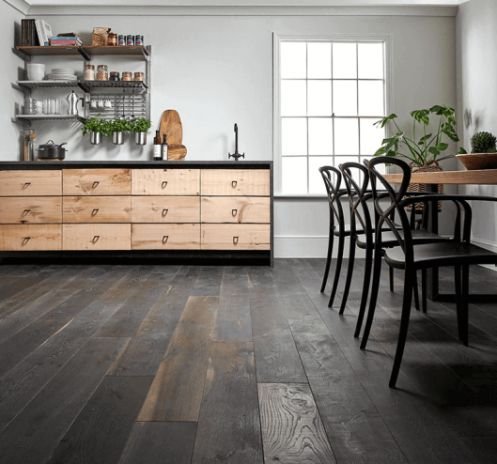 Una cucina con parquet scuro.