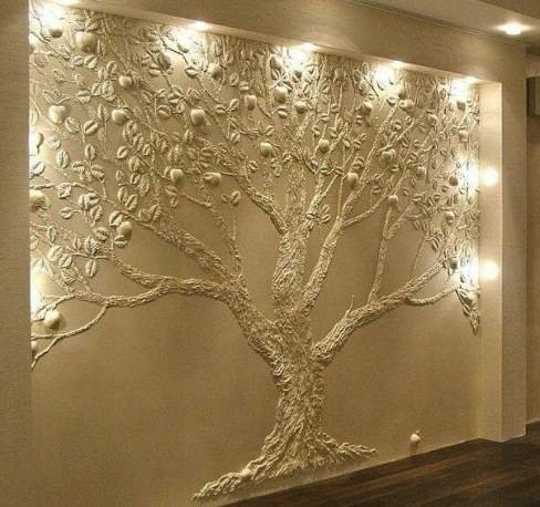 Una decorazione scenografica in cartongesso su una parete.