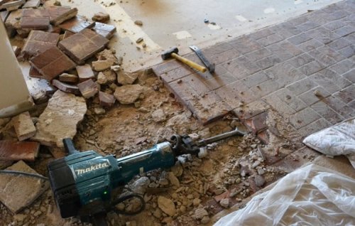 La demolizione di un pavimento esterno.