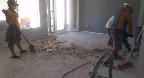 La demolizione di un pavimento interno.