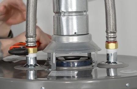 Un dettaglio dell'installazione di uno scaldabagno a gas.