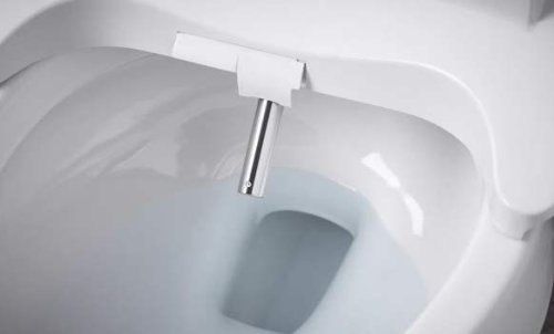 Il dettaglio della doccetta di un water con bidet incorporato