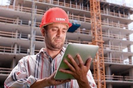 un direttore dei lavori al lavoro.
