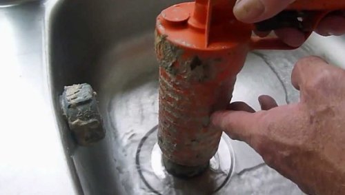 La disostruzione di un tubo con una pistola a pressione.