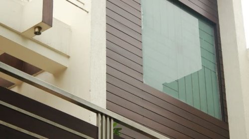 Un edificio con esterni rivestiti in legno.