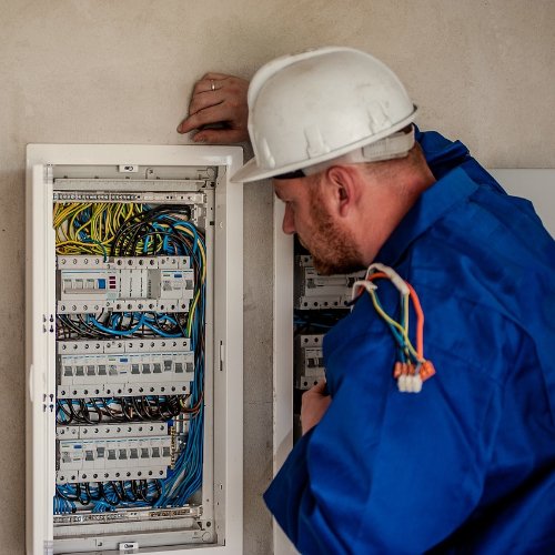 Elettricista costo orario intervento quadro elettrico.