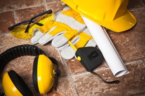 Equipaggiamento per la sicurezza in un cantiere.