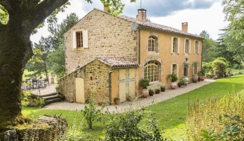 Gli esterni di una casa di campagna ristrutturata in provincia di Chieti.