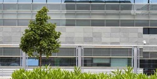 Facciata di un palazzo ristrutturata di recente.