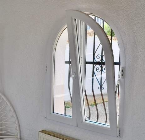 Una finestra ad arco a battente.