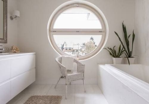 Un esempio di finestra a oblo in un bagno.