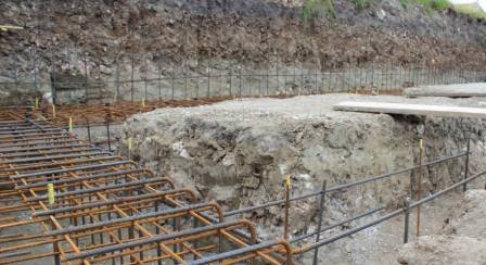 Delle fondazioni in fase di consolidamento.