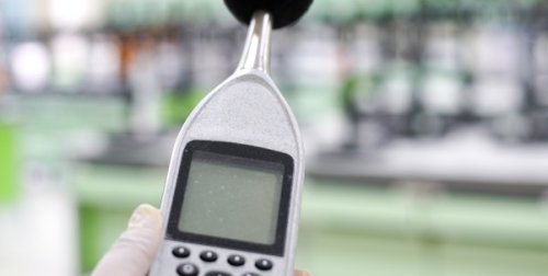 Un fonometro, lo strumento per eseguire indagini fonometriche in cantiere.