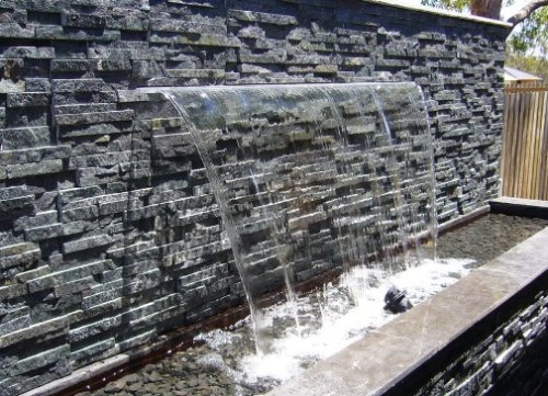 Una fontana esterna rivestita in pietra