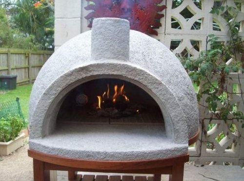 Forno a legna prefabbricato in cemento.