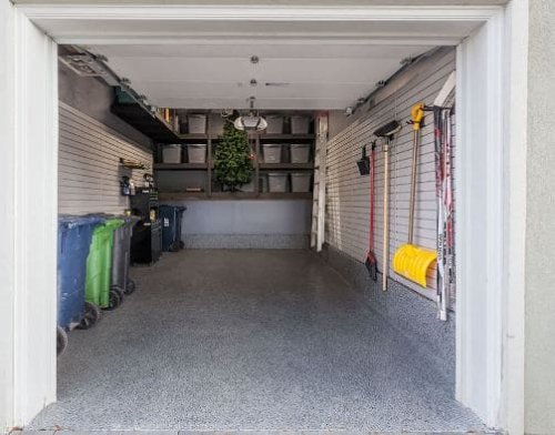 Interni di un garage ristrutturato a Cremona.