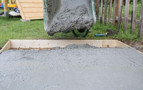 Una gettata di cemento in una cassaforma