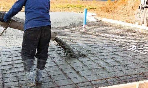 Una gettata di cemento su rete elettrosaldata.